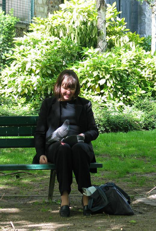 Ann James Massey and Phyllis at Phyllis' bench  
Photo  ©2006 Susan Niehans