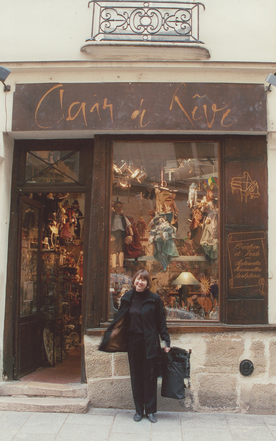 Ann James Massey in front of Clair de Rêve
Photo  © 2001 Jody Polk Schwartz