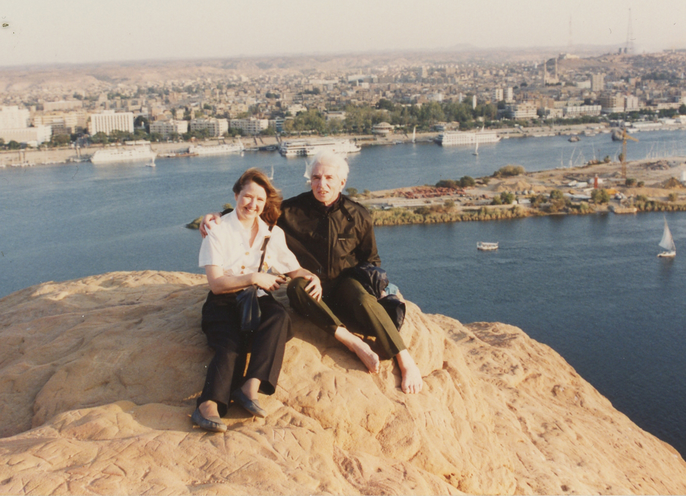 Ann James Massey & Henri Bérenger on another trip to Egypt in Aswan next to Qubbet el-Hawa, the tombs of the nobles, in 1995